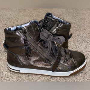 Metallic Michael Kors high top sneakers used. Good condition